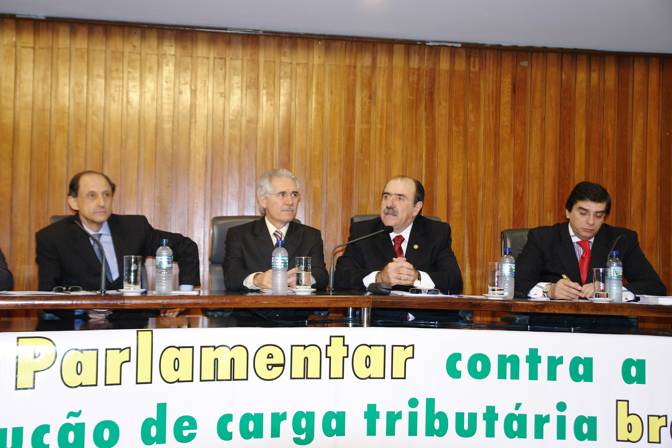 Cerimnia de lanamento da Frente Parlamentar Contra a CPMF <a style='float:right;color:#ccc' href='https://www3.al.sp.gov.br/repositorio/noticia/03-2008/CARAMEZ CPMF  B.jpg' target=_blank><i class='bi bi-zoom-in'></i> Clique para ver a imagem </a>